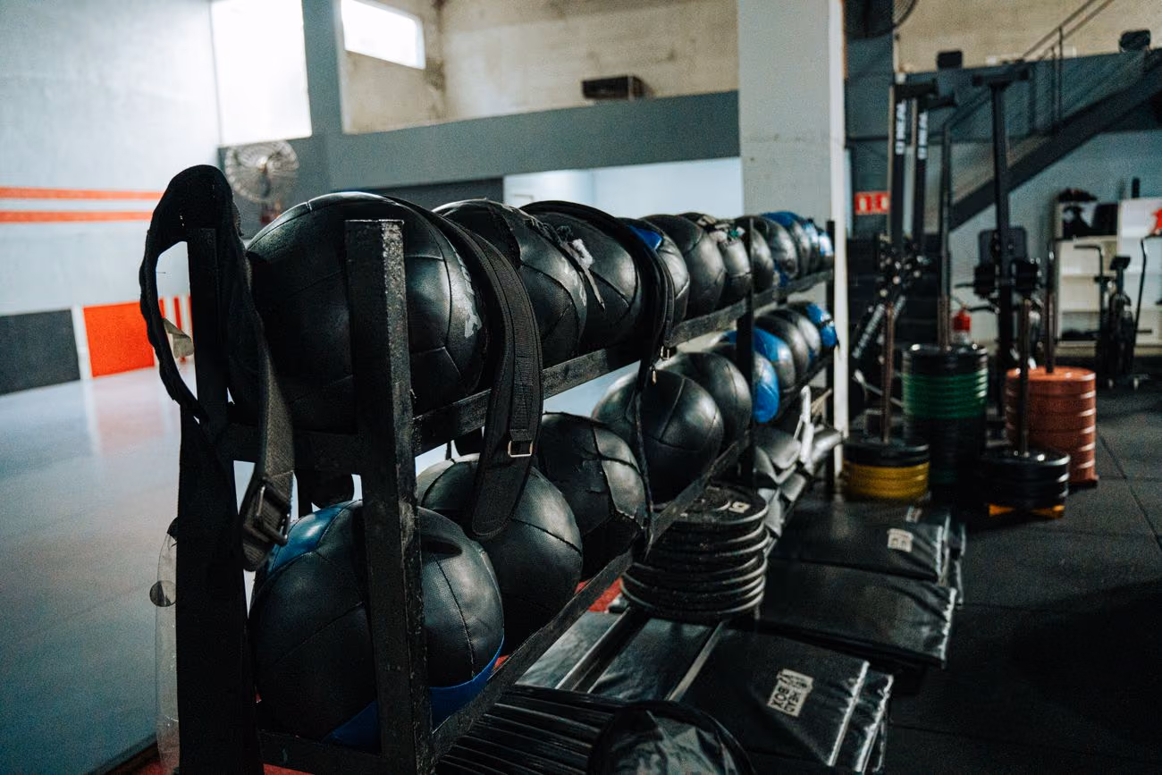 Equipo de gimnasio con pesas y kettlebells