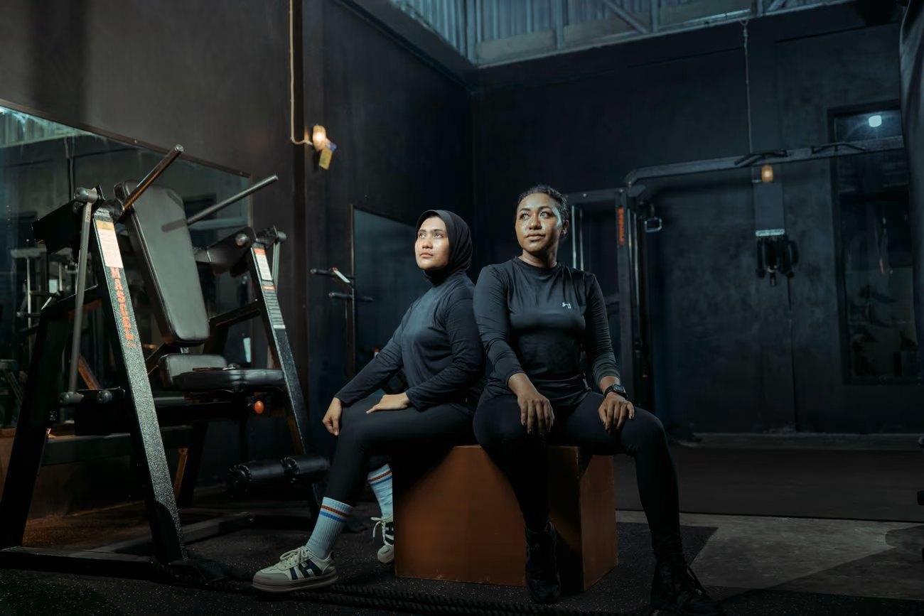 Dos mujeres entrenando en un gimnasio moderno